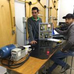 Aula no laboratório de Eletrotécnica