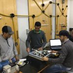 Aula no laboratório de Eletrotécnica