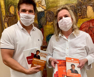 Médica barretense faz doação de livros para o LiceuTec Barretos