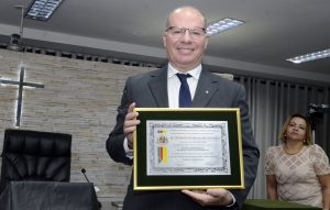 Entrega de Título de Cidadão Honorário de Barretos ao professor Roberto Pacheco