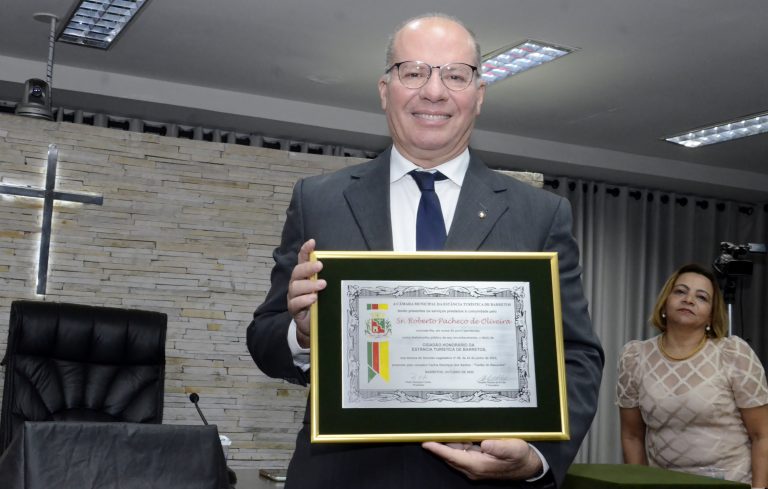 Leia mais sobre o artigo Entrega de Título de Cidadão Honorário de Barretos ao professor Roberto Pacheco